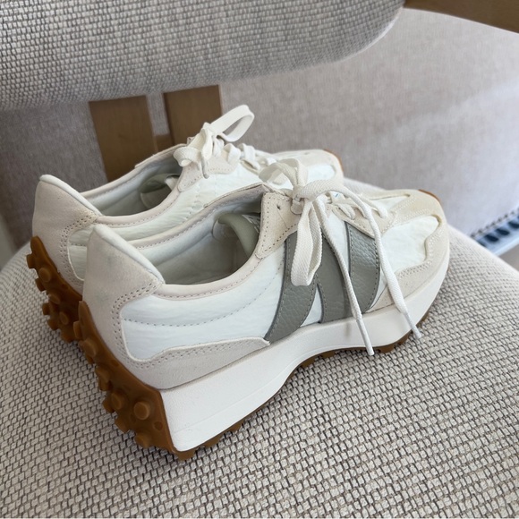 NWOB New Balance Women's White & Green 327 Sneakers in White & Green Sz 7 - Picture 6 of 8